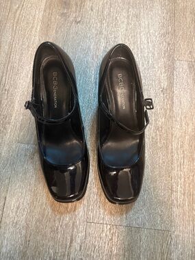 BCBG MARY JANE PATENT LEATHER SHOES SIZE 8